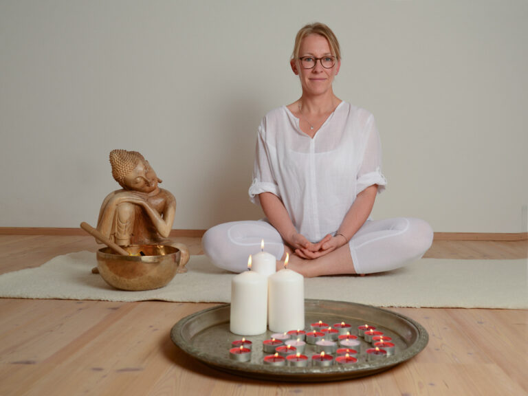 Yogalehrerin Sibylle Rößl bietet Kundalini Yoga für Erwachsene sowohl in der Region Freising vor Ort als auch in Onlinekursen.