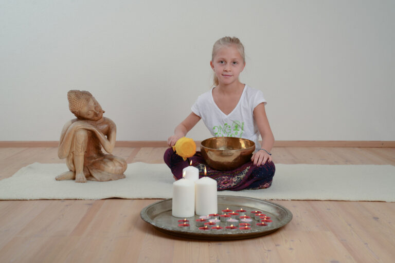Yogalehrerin Sibylle Rößl bietet in der Region Freising Yoga für Kinder an.