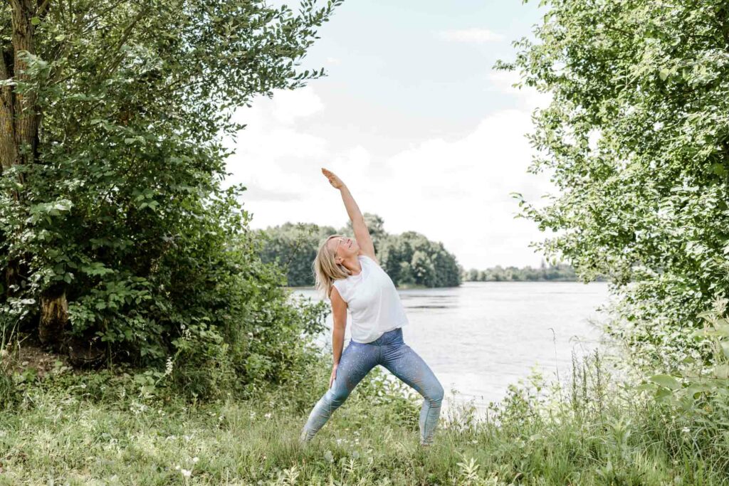 Sibylle Rößl bietet Yogakurse und Theta Healing Sitzungen in der Region Freising sowie Onlinekurse.